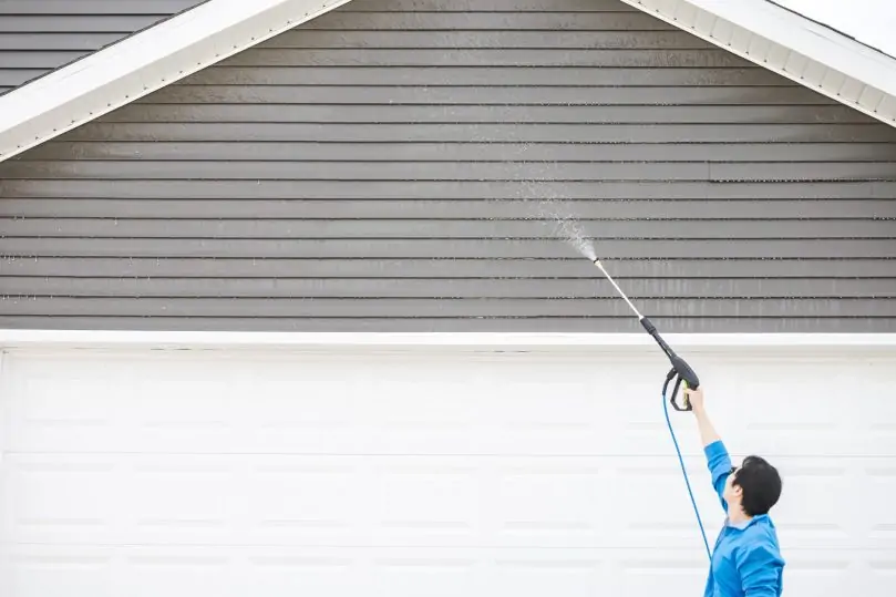 Dos and Don’ts: Common Mistakes to Avoid When Pressure Washing Siding